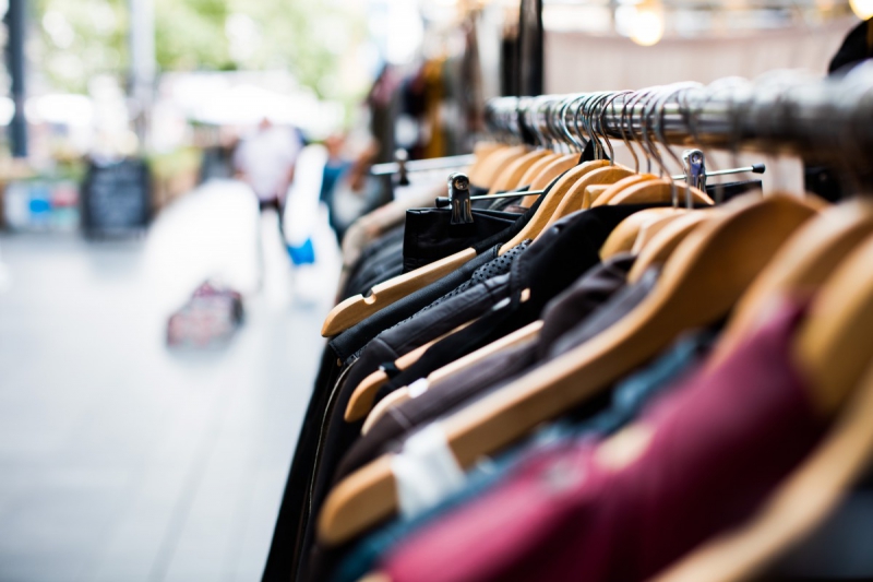 vitrine-MAZAUGUES-min_blur_close_up_focus_hanger_jacket_market_people_rack-1176303