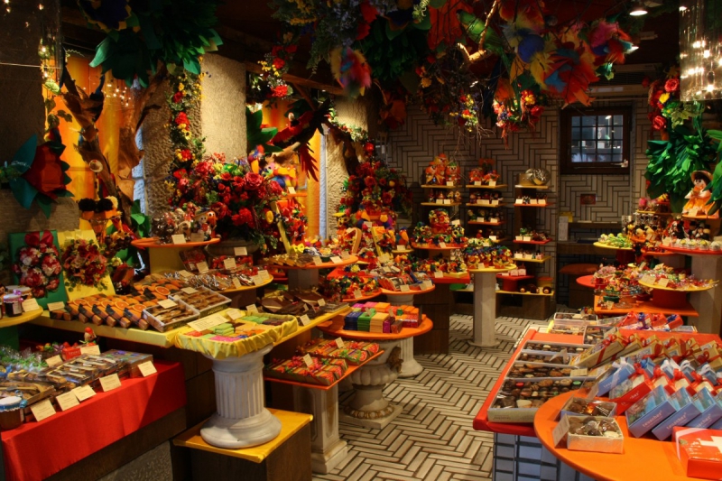 vitrine-MAZAUGUES-min_candy_store_chocolate_shop_chocolate_switzerland-393515