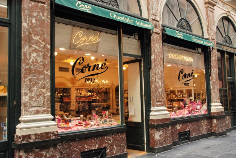 vitrine-MAZAUGUES-min_chocolate_chocolaterie_shop_luxury_chic_gallery_brussels_belgium-558146