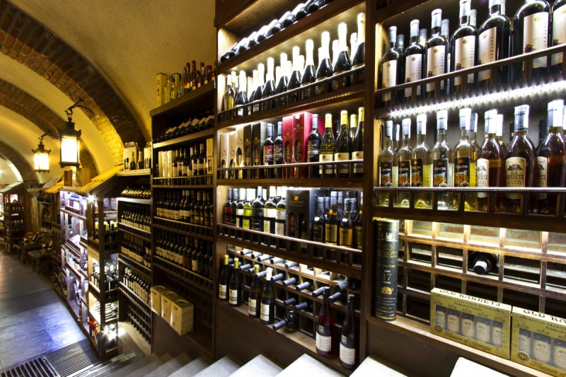 vitrine-MAZAUGUES-min_world_street_travel_shop_canon_georgia_wine_bottles-429767